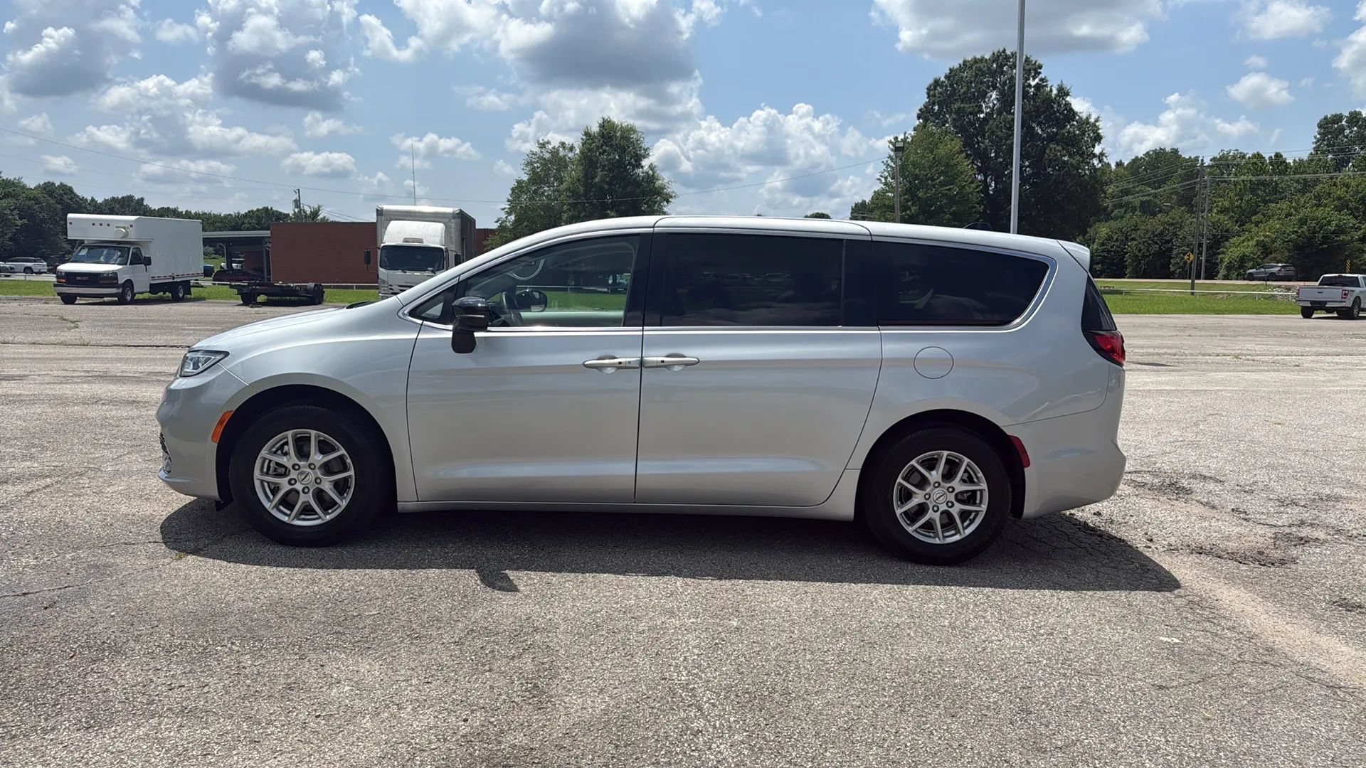 Used 2024 Chrysler Pacifica Touring-L FWD image 2