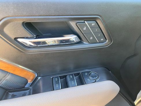 Used 2025 GMC Canyon Denali image 12