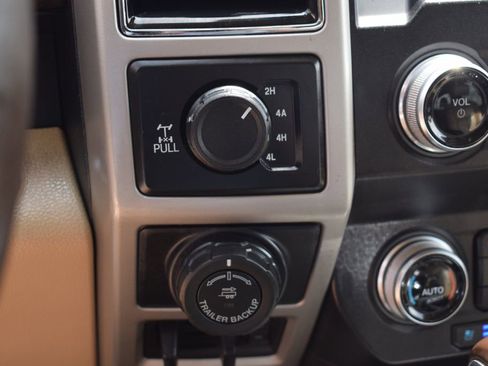 Used 2019 Ford F150 Lariat w/ Equipment Group 502A Luxury AWD/4WD image 20