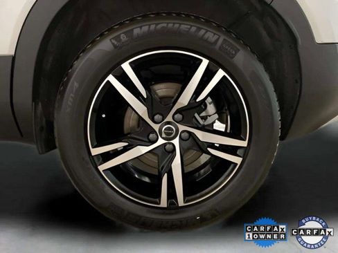 Used 2025 Volvo XC40 B5 Core image 28