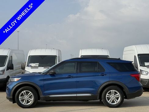 Used 2023 Ford Explorer XLT image 3