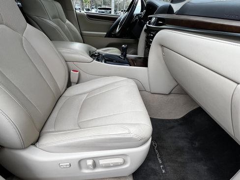 Used 2020 Lexus LX 570 4WD w/ Luxury Package image 45
