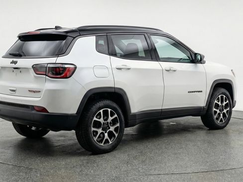 Used 2025 Jeep Compass Trailhawk AWD/4WD image 9
