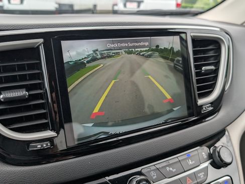 Used 2024 Chrysler Pacifica Touring-L FWD image 16