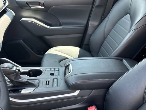 Used 2026 Toyota Highlander XLE AWD/4WD image 11