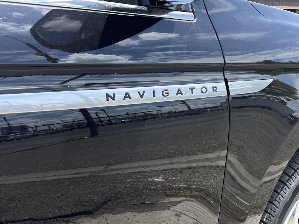 Used 2025 Lincoln Navigator Reserve AWD/4WD image 32