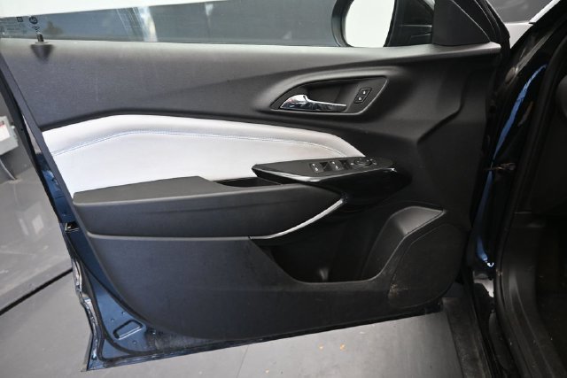 Used 2025 Chevrolet Trax LT FWD image 17