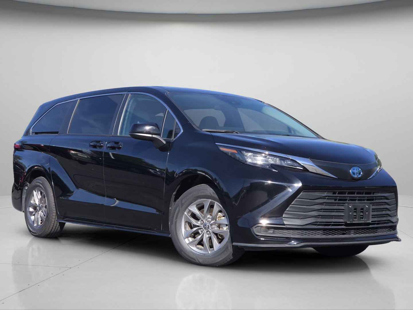 Used 2025 Toyota Sienna LE FWD image 2
