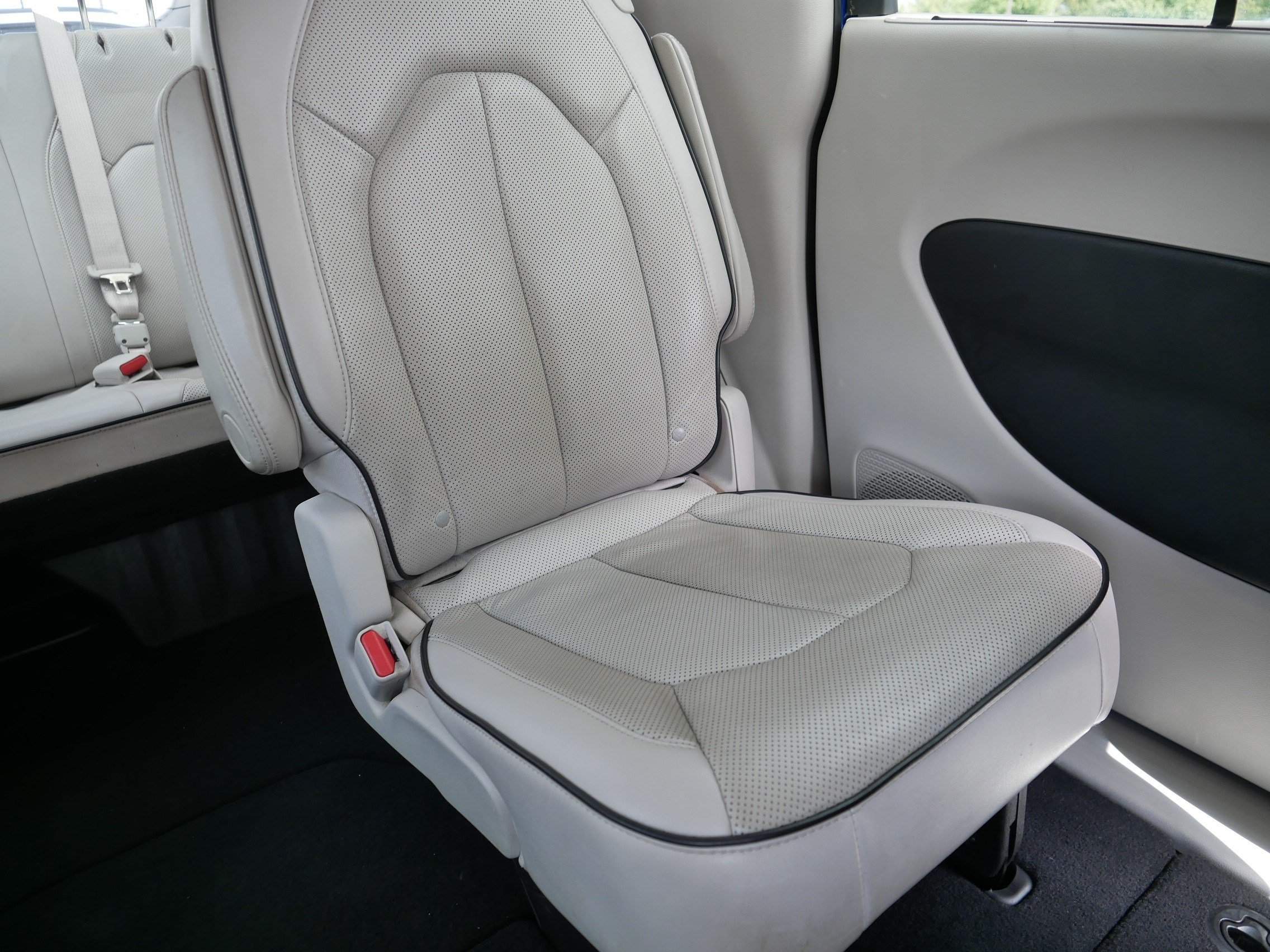 Used 2021 Chrysler Pacifica Limited AWD/4WD image 14