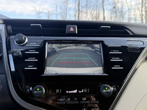 Used 2019 Toyota Camry LE image 3