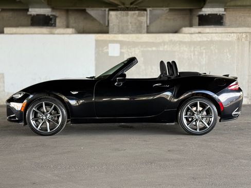 Used 2017 MAZDA MX-5 Miata Club RWD image 6