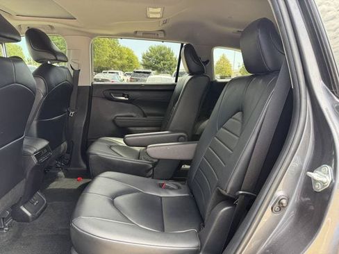 Used 2024 Toyota Highlander XLE FWD image 28