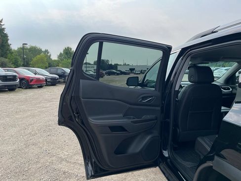 Used 2023 GMC Acadia SLT w/ Preferred Package FWD image 39