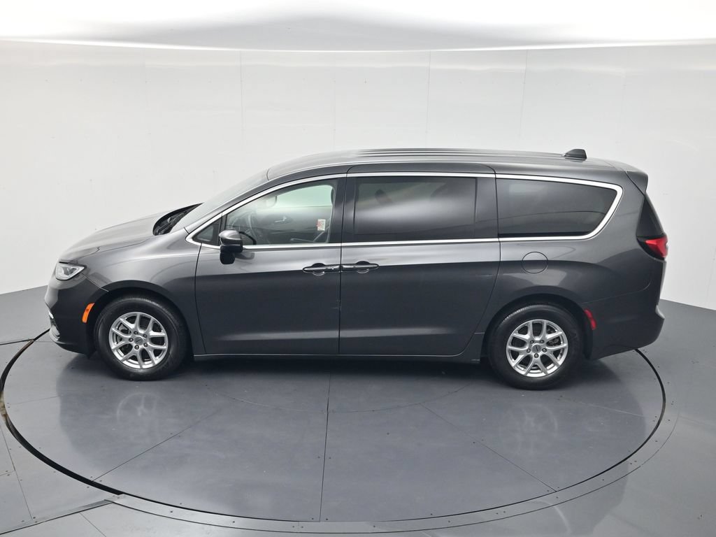 Used 2023 Chrysler Pacifica Touring-L FWD image 39