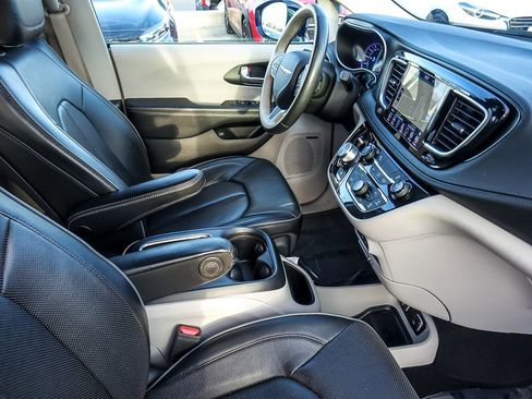 Used 2020 Chrysler Pacifica Limited image 27