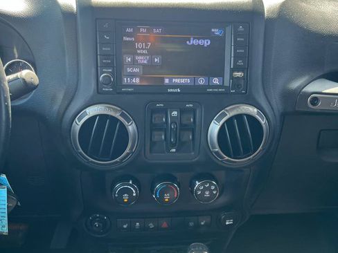 Used 2018 Jeep Wrangler Unlimited Sahara AWD/4WD image 16