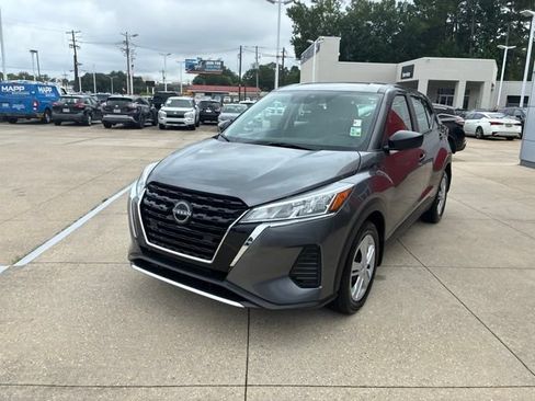 Used 2025 Nissan Kicks Play S FWD image 3