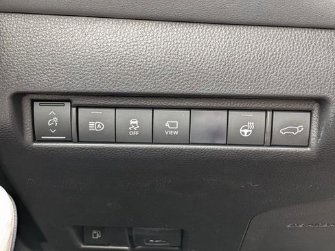 Used 2021 Toyota Venza Limited image 27