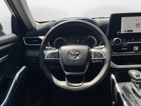 Used 2025 Toyota Highlander XLE AWD/4WD image 13