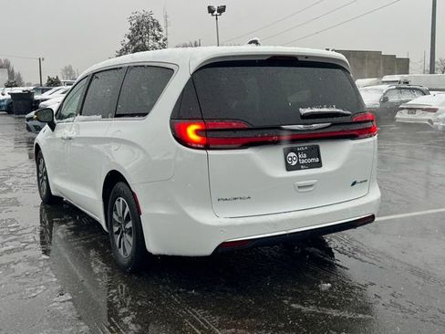 Used 2024 Chrysler Pacifica Limited FWD image 7