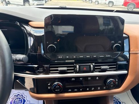 Used 2025 Nissan Pathfinder Platinum AWD/4WD image 16
