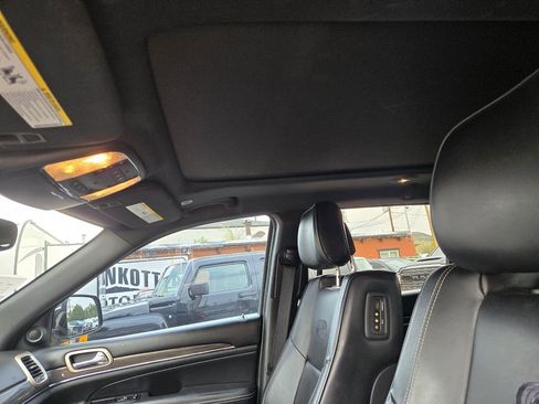 Used 2017 Jeep Grand Cherokee Overland w/ Jeep Active Safety Group image 18