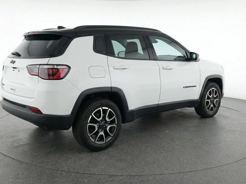 Used 2025 Jeep Compass Trailhawk AWD/4WD image 9