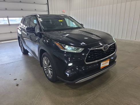 Used 2020 Toyota Highlander Platinum AWD/4WD image 2