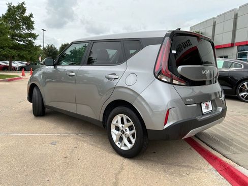 Used 2025 Kia Soul LX w/ LX Technology Package FWD image 8