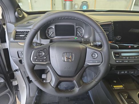 Used 2025 Honda Passport EX-L image 19