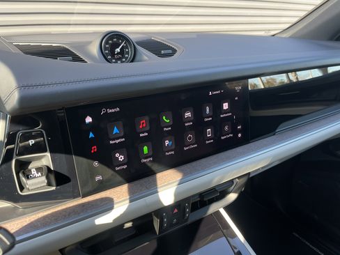 Certified 2025 Porsche Cayenne S image 46