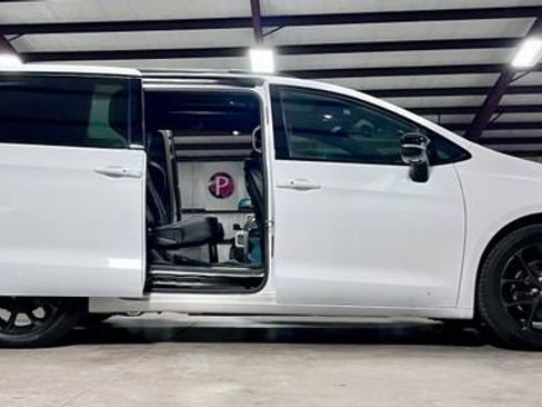 Used 2023 Chrysler Pacifica Limited w/ Uconnect Theater Family Group FWD image 2
