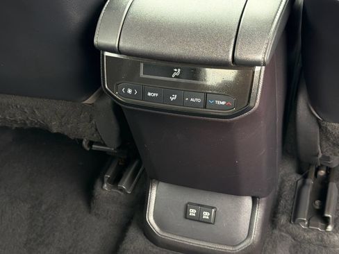 Used 2021 Toyota Highlander XLE AWD/4WD image 18