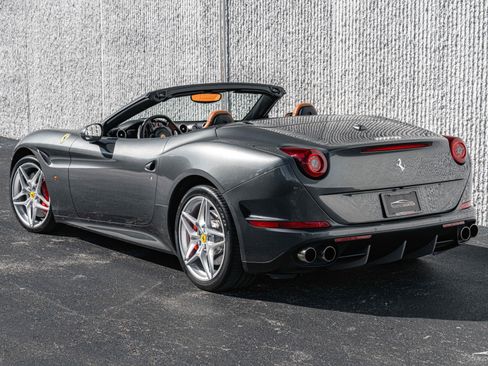 Used 2015 Ferrari California T image 4