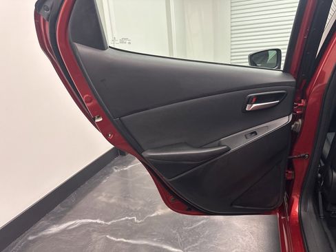 Used 2020 Toyota Yaris L image 14