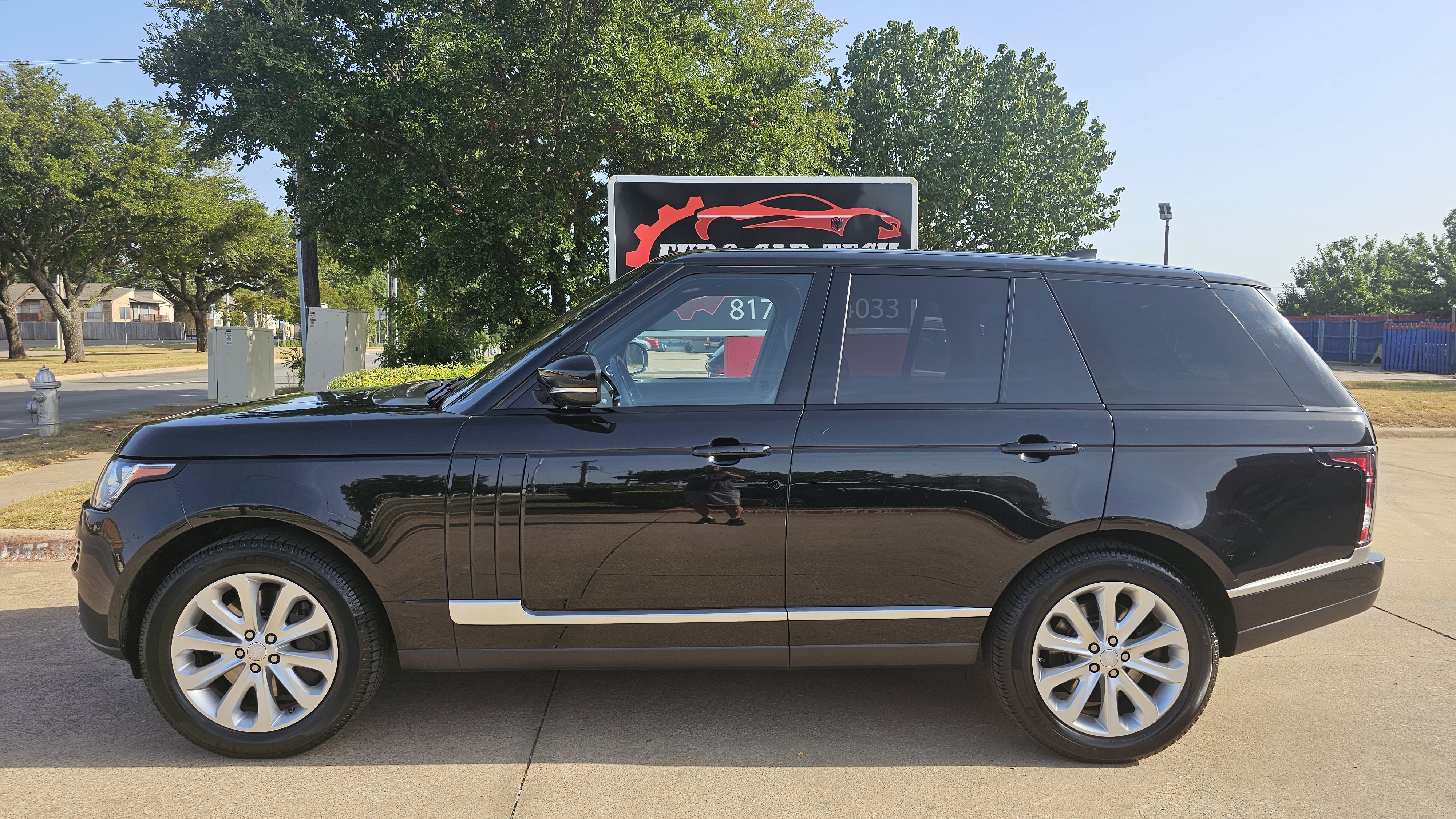 Used 2017 Land Rover Range Rover HSE AWD/4WD image 2