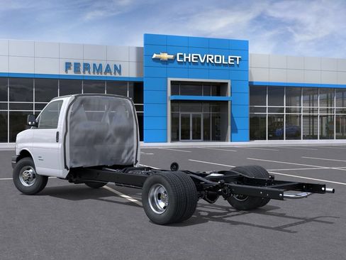 New 2026 Chevrolet Express 4500 w/ Power Convenience Package RWD image 4