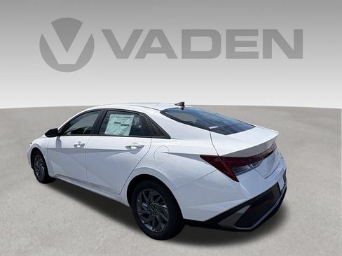 New 2026 Hyundai Elantra Hybrid FWD image 3