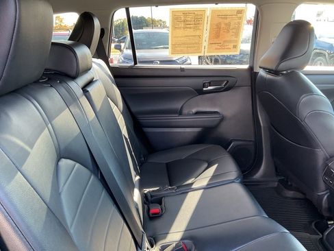 Used 2023 Toyota Highlander XLE image 23
