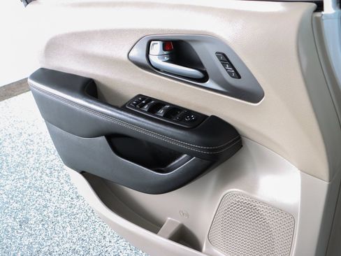 Used 2024 Chrysler Pacifica Touring-L FWD image 21