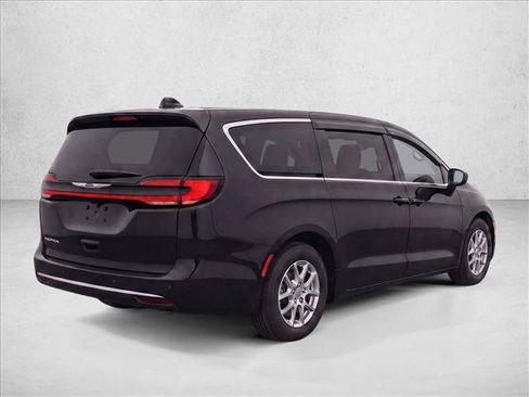 Used 2023 Chrysler Pacifica Touring-L FWD image 7