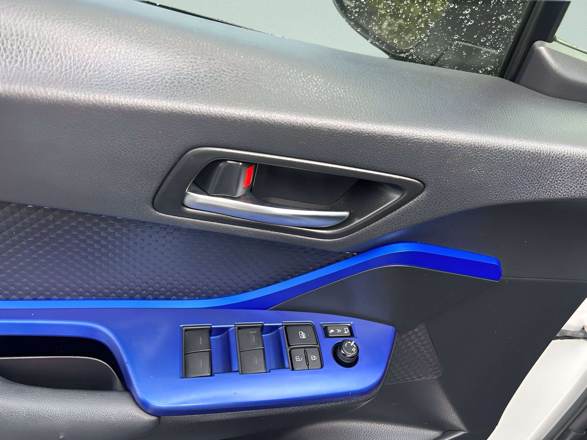 Used 2021 Toyota C-HR XLE FWD image 18