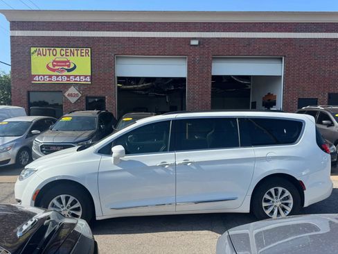Used 2017 Chrysler Pacifica Touring-L FWD image 2