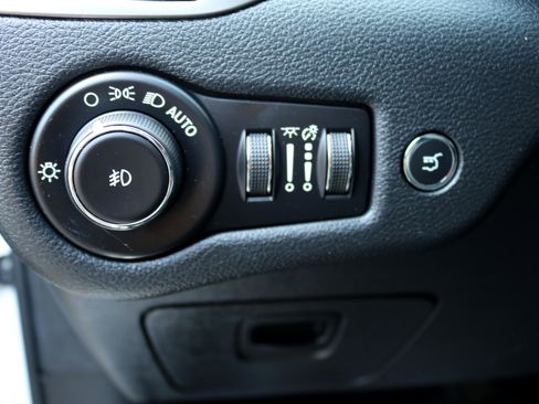 Used 2020 Jeep Cherokee Limited image 18