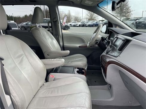 Used 2014 Toyota Sienna XLE image 19