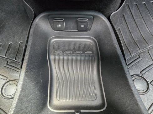 Used 2019 Chrysler Pacifica Limited w/ Advanced Safetytec Group FWD image 39