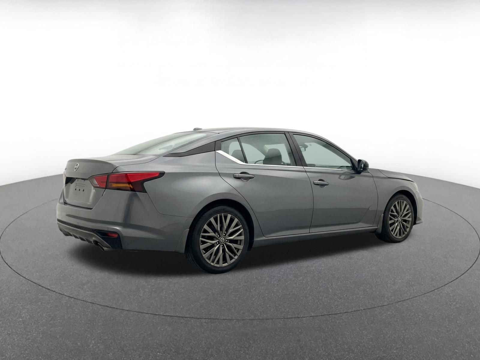 Used 2025 Nissan Altima 2.5 SV FWD image 8