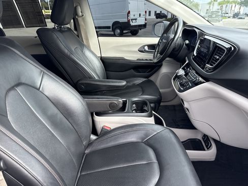 Used 2020 Chrysler Pacifica Touring-L Plus w/ Tire & Wheel Group FWD image 33