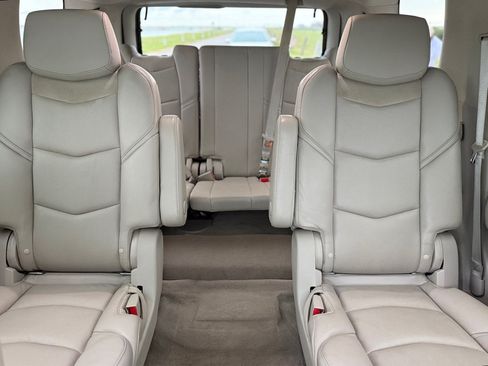 Used 2018 Cadillac Escalade Luxury AWD/4WD image 24