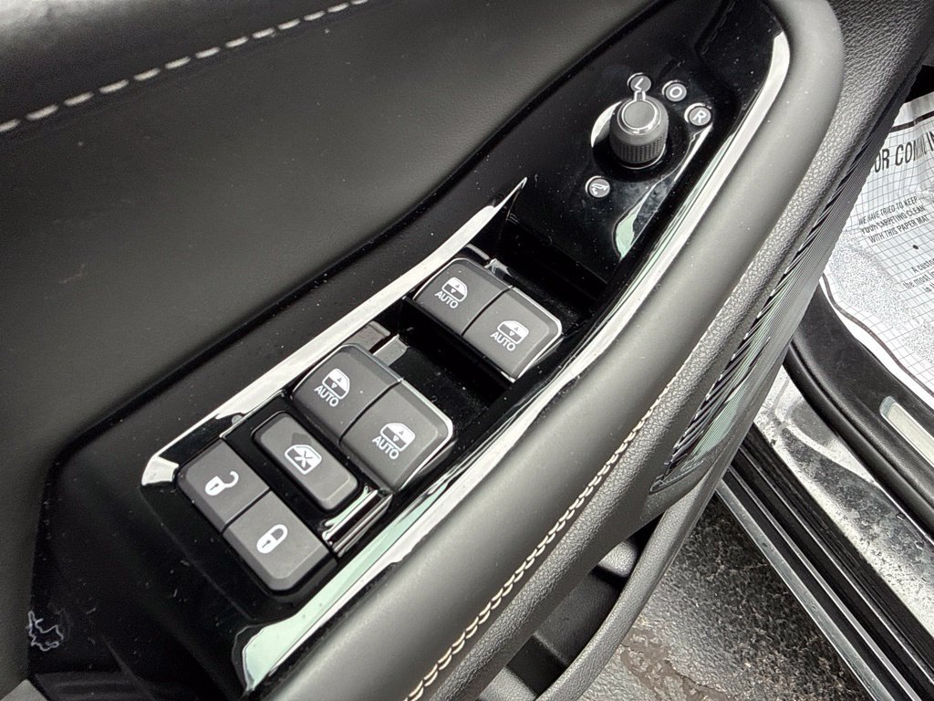 Used 2023 Jeep Grand Cherokee Overland w/ Luxury Tech Group IV AWD/4WD image 22